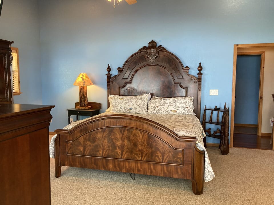 Beautiful King bed overlooks the lake
