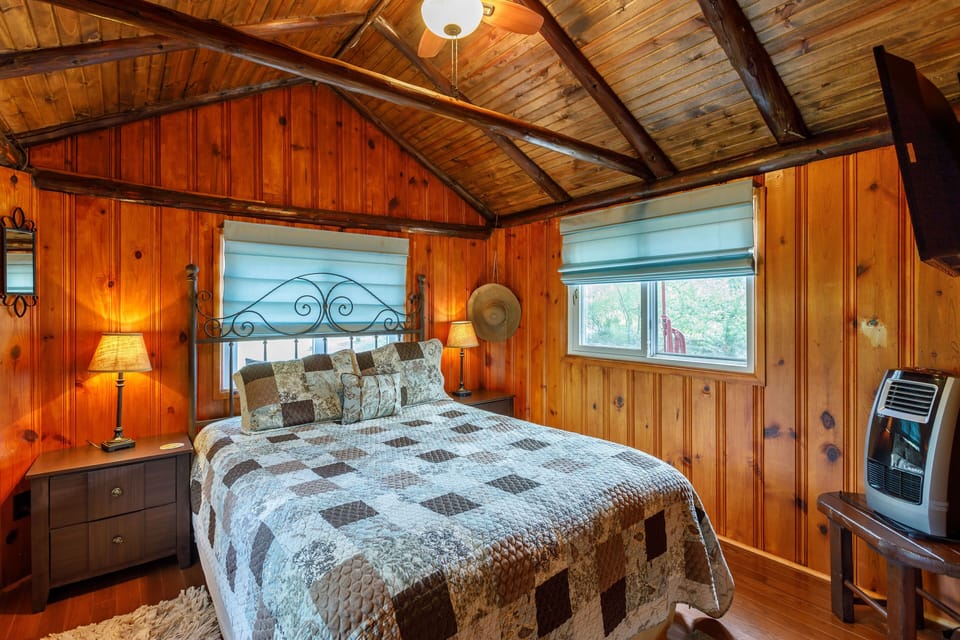 Master bedroom (queen sized bed)