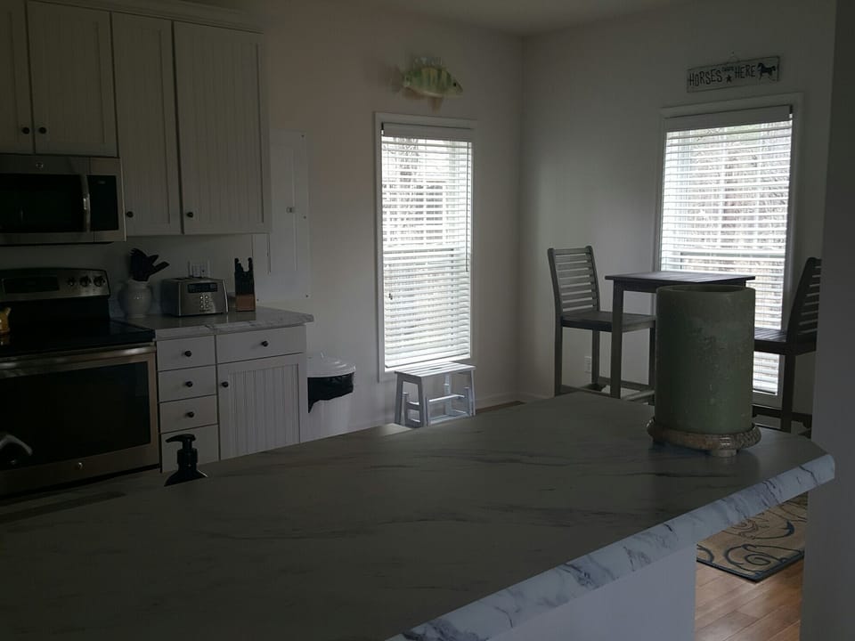 kitchen bar ledge looking in from dining room