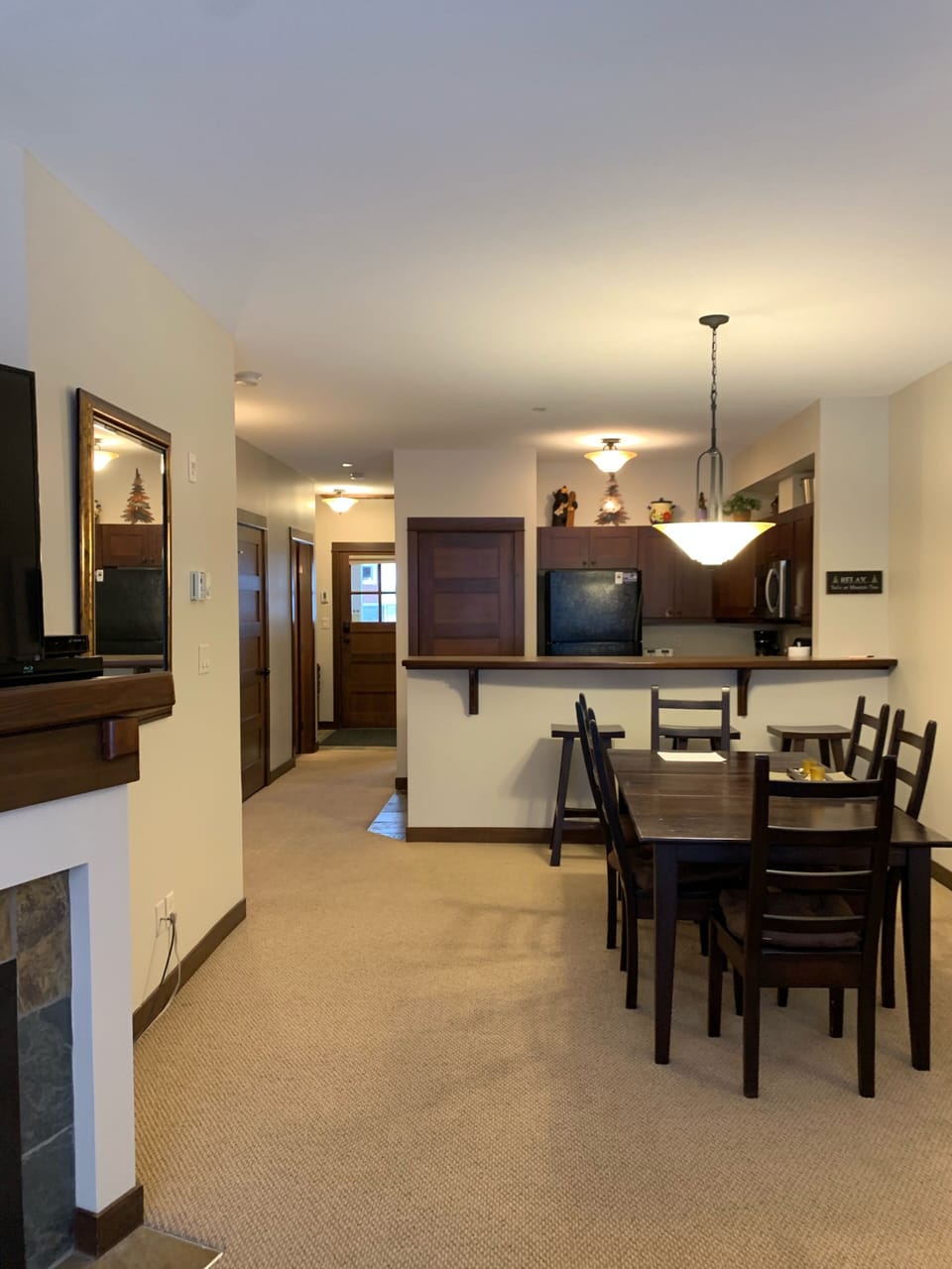 Spacious living area to kitchen  