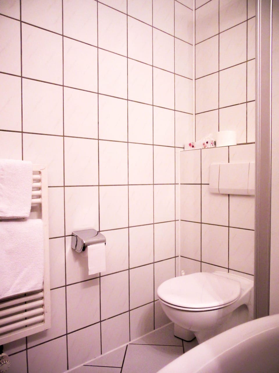 Single Room, 1 Twin Bed, Non Smoking | Bathroom | Shower, towels