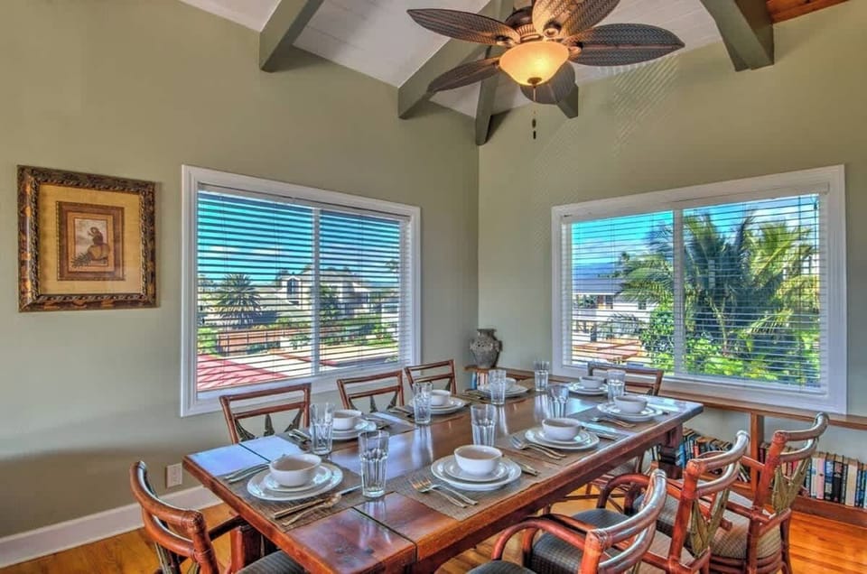 Indoor dining for 8, in addition to lanai dining for 8