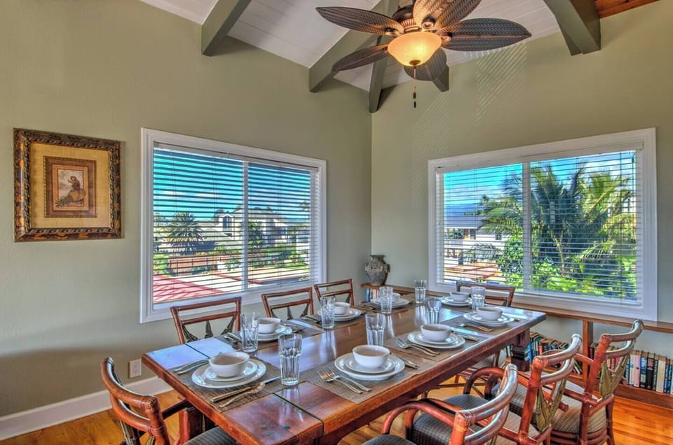 Indoor dining for 8, in addition to lanai dining for 8