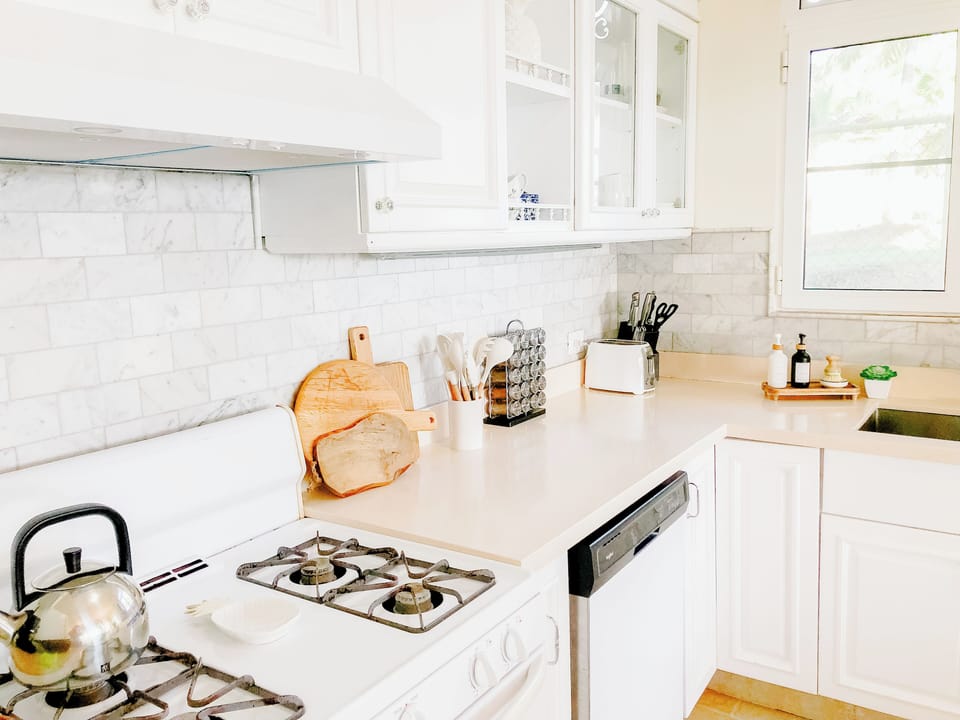 Fully equipped kitchen - dine in, breakfast to dinner.