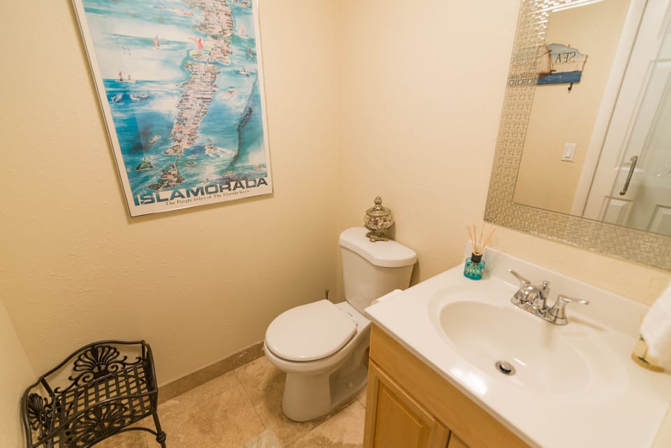 Pretty and convenient 2nd bathroom with overhead rain and handheld shower modes
