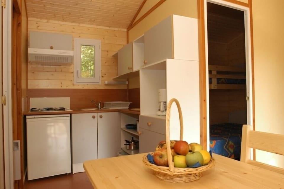 Cottage, 2 Bedrooms, Terrace | Private kitchen | Fridge, microwave, oven, stovetop