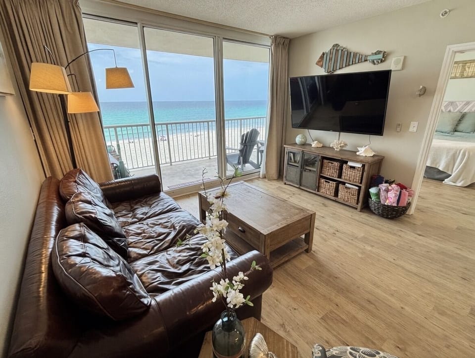 Floor to ceiling glass, oceanfront balcony!  Wow!