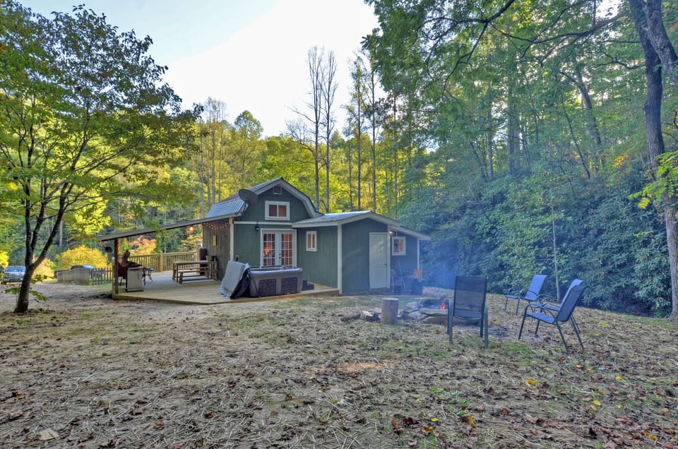 Peaceful wooded cabin retreat near Bryson City.