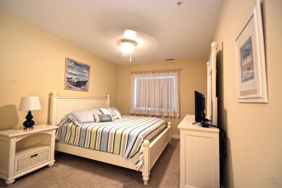 QUEEN-BEDROOM-TWIN-BUNKS