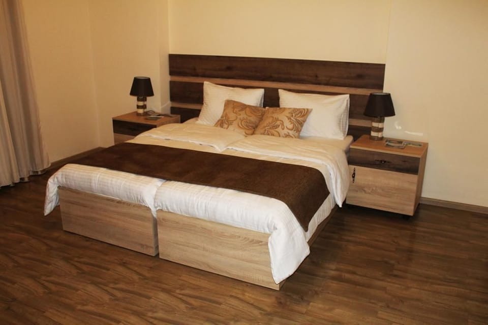 Comfort Double or Twin Room, Garden View | Pillowtop beds, in-room safe, individually decorated