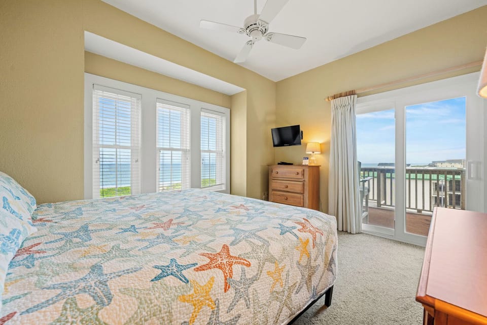 King En Suite with Ocean Views and Deck Access