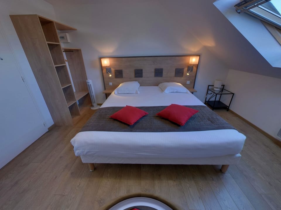 Desk, soundproofing, cribs/infant beds, free WiFi