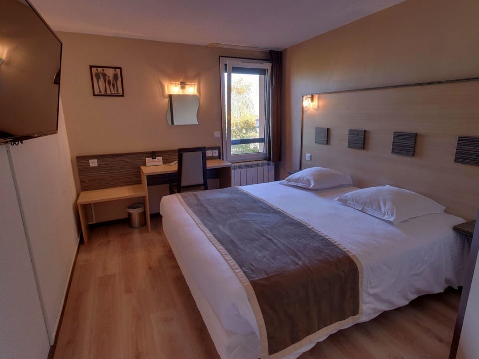 Desk, soundproofing, cribs/infant beds, free WiFi