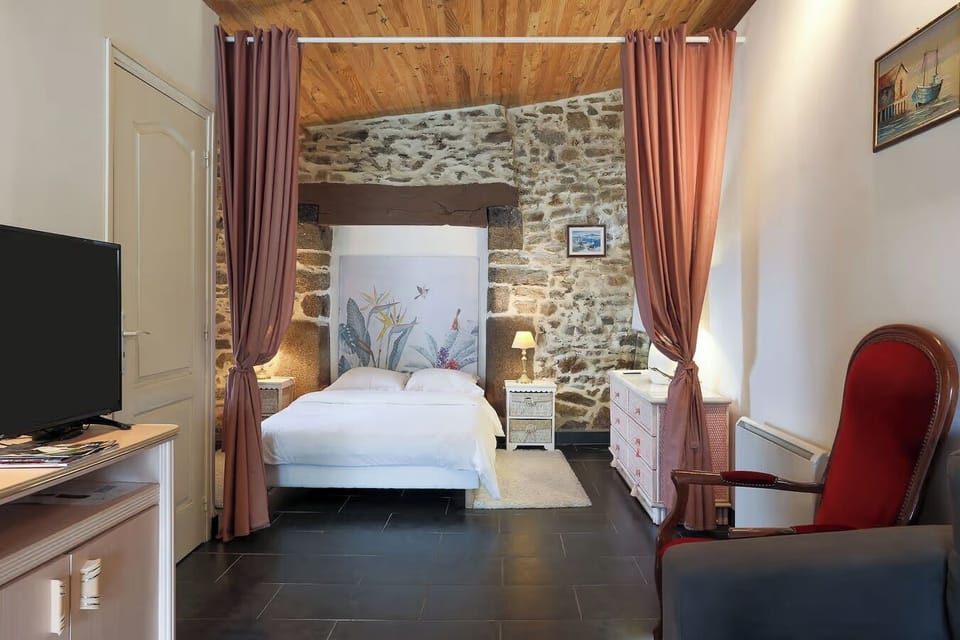 Studio (Ty Ar Dreuz) | Individually decorated, individually furnished, blackout drapes