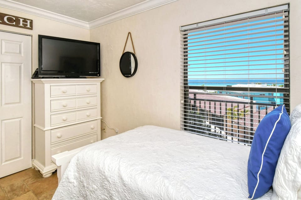 Well appointed 2nd bedroom with two twin-size beds, HDTV TV