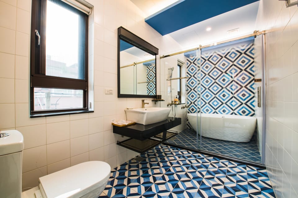 Deluxe Room | Bathroom | Shower, designer toiletries, hair dryer, slippers