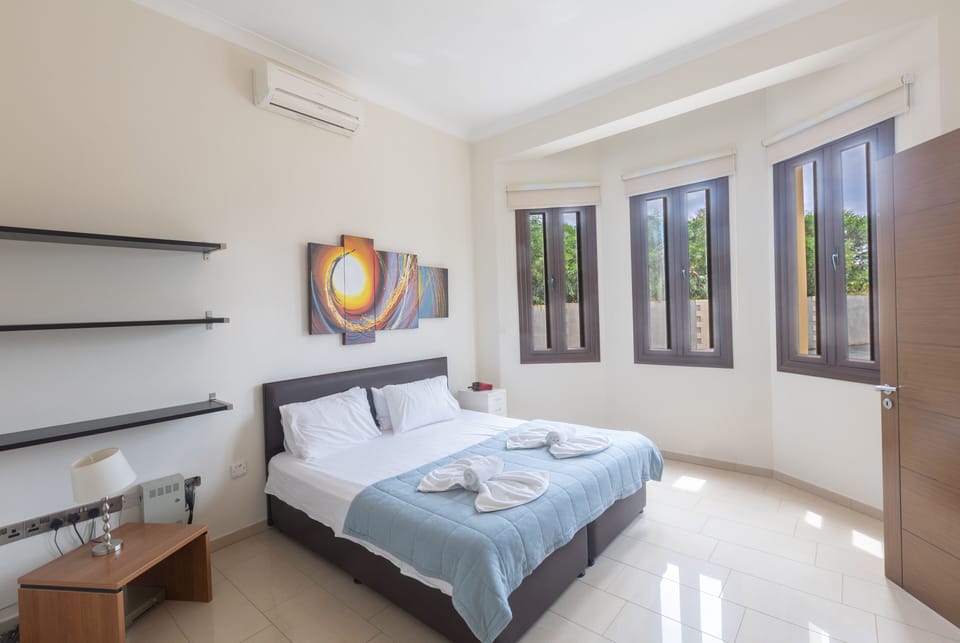 Bedroom 7, ground floor with double bed
