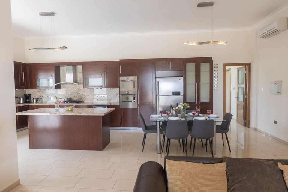 Fully equipped kitchen and dining area