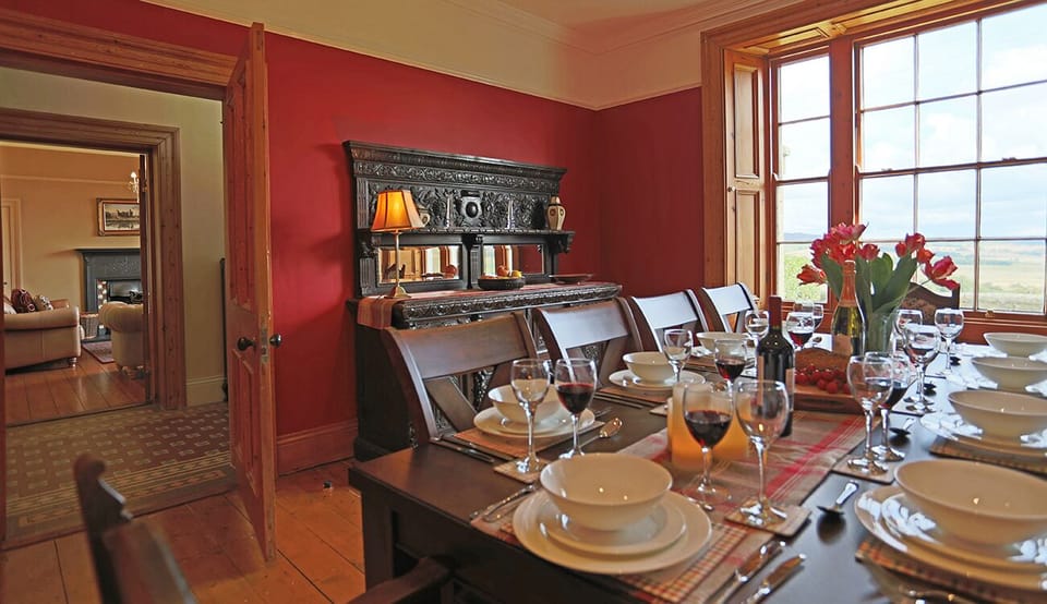 Bedroom 5 with kingsize bed and garden view - Follions Farmhouse