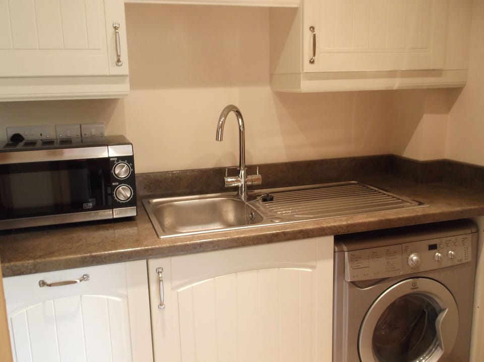 Utility room with sink and washer / dryer