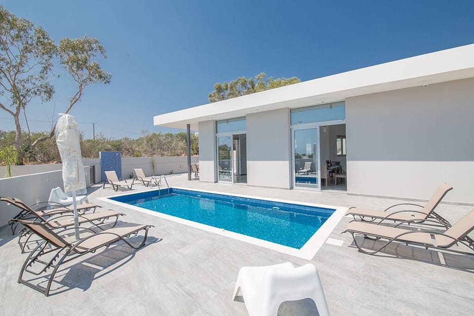 Garden with barbecue, seating area, sun loungers and private pool