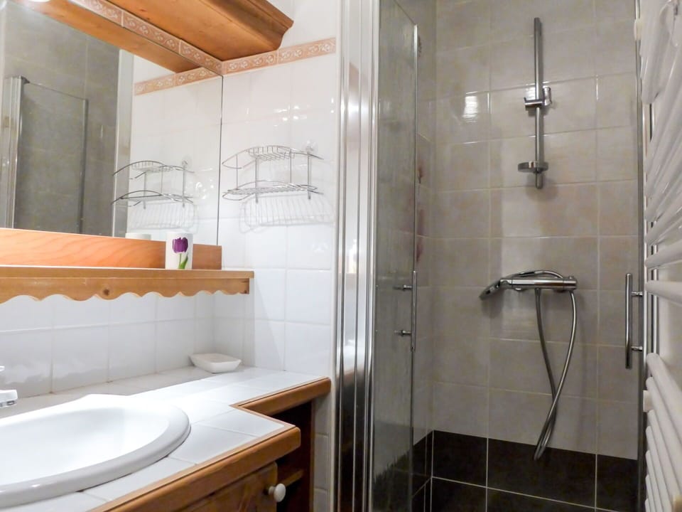 Bathroom, Room, Property, Tile, Tap, Interior Design, Wall, Architecture, Building, Floor