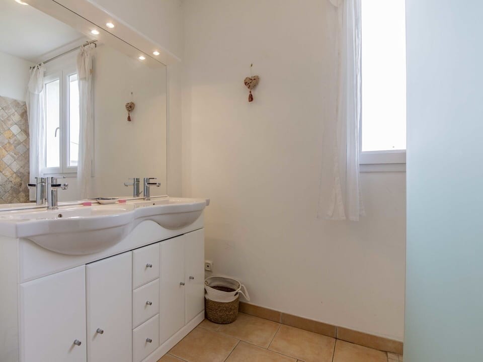 Sink, Bathroom Cabinet, Property, Mirror, Cabinetry, Tap, Bathroom Sink, Wood, Window