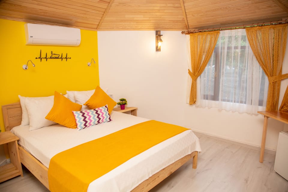 Deluxe Room | Minibar, desk, laptop workspace, free WiFi