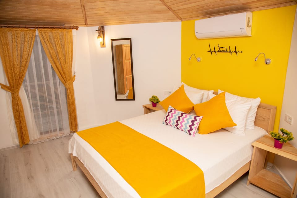 Deluxe Room | Minibar, desk, laptop workspace, free WiFi