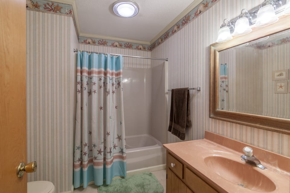 Hall Bathroom w/ Tub