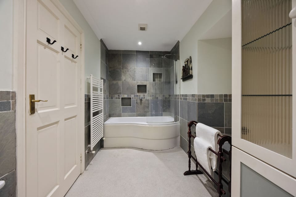 Ensuite room to Aughnish, with full bath-tub, wc, basin and bidet.