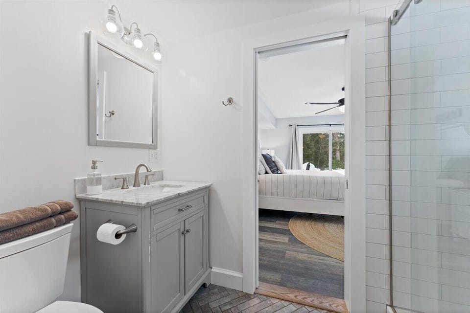 Main Floor bathroom shared with king & queen bedrooms