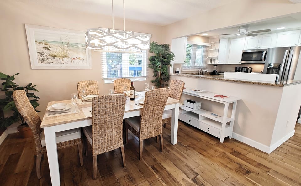 Open floor plan – dining & lounge with coastal décor
