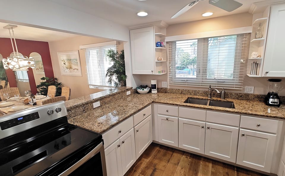 Fully equipped modern kitchen – everything you need to cook & dine