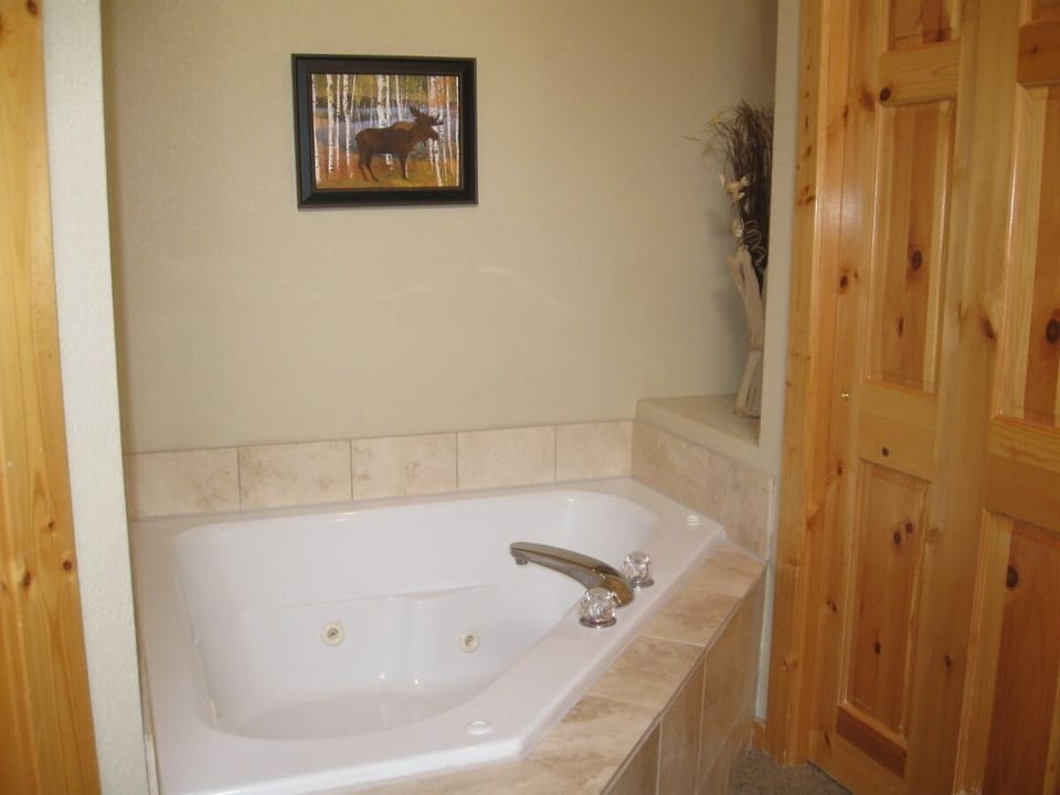 In-bedroom jetted tub