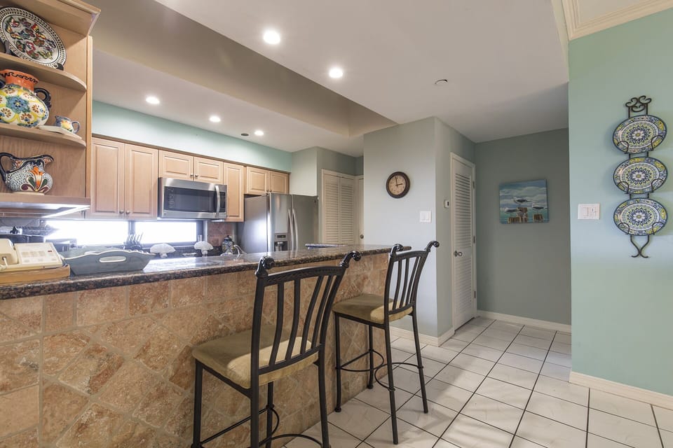 Cozy kitchen full equipped with cooking utensils!