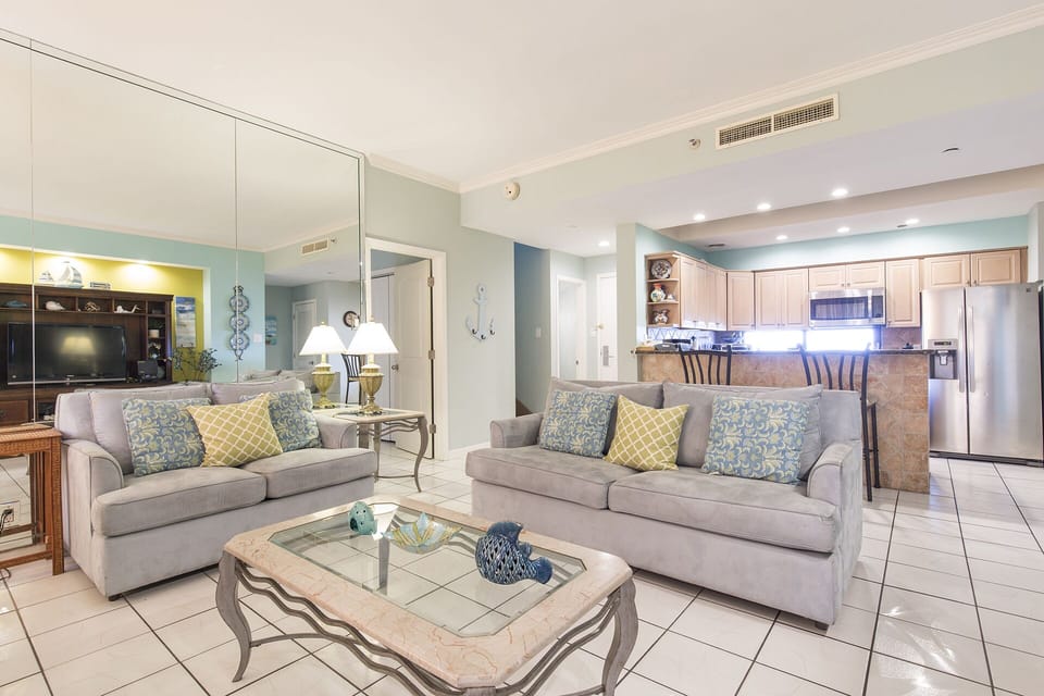 Lovely living room great for family gatherings!