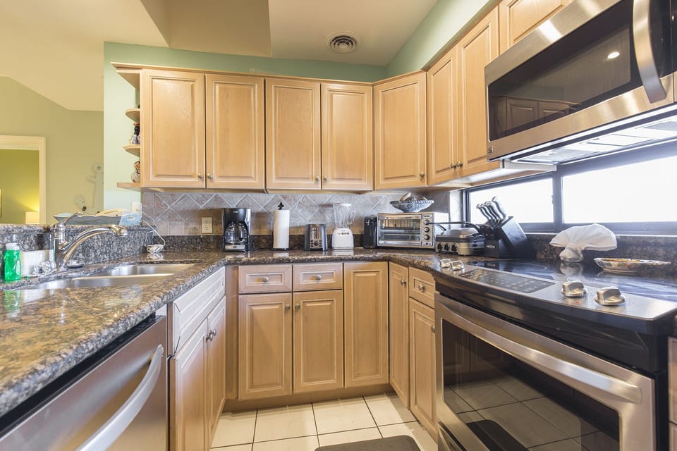 Cozy kitchen full equipped with cooking utensils!