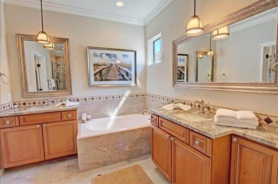 Master Bathroom (Second Floor) 