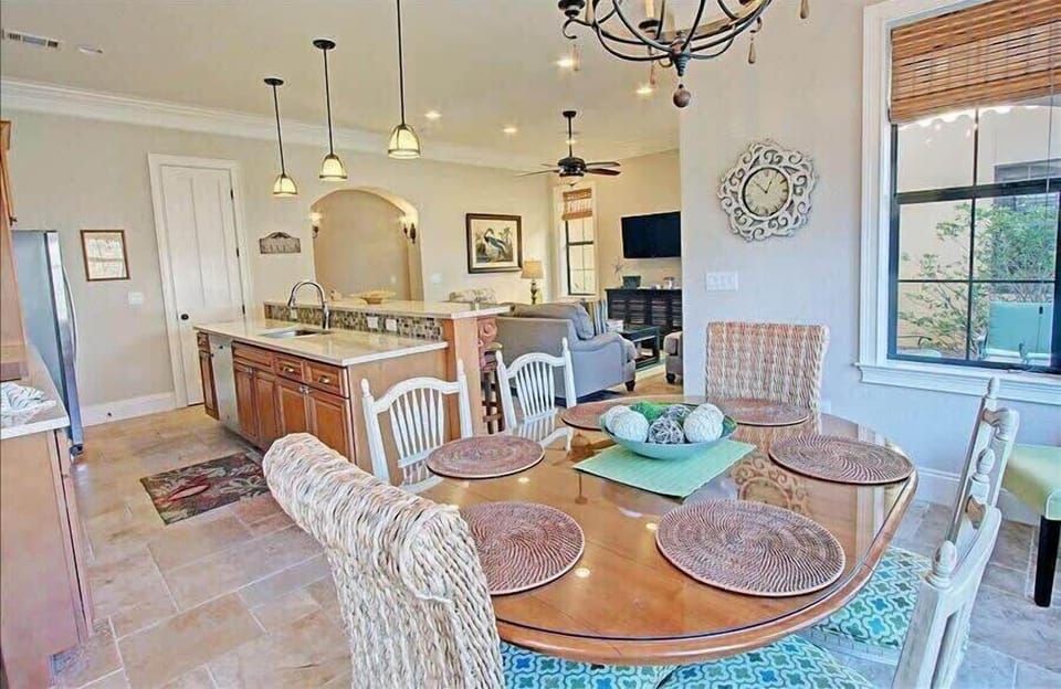 Granite Countertops and Crown Moldings!
