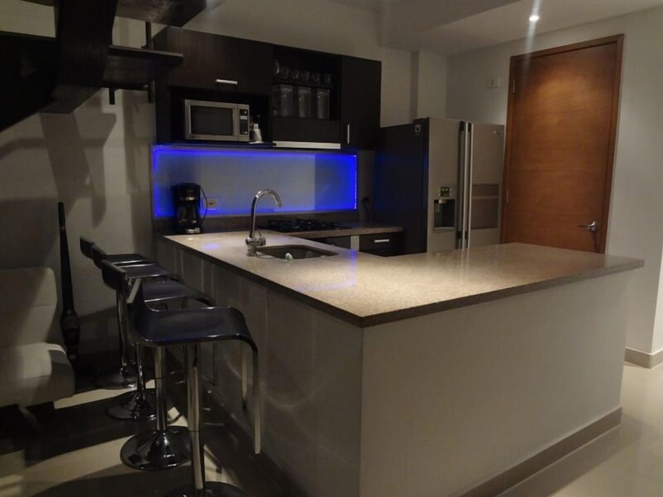 kitchen  /  Bar
