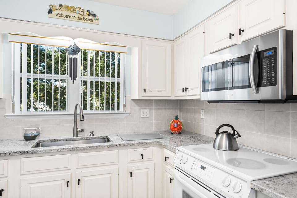 Newly remodeled Kitchen with Bar Seating for 4