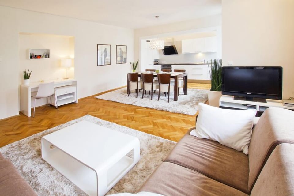 Living room with 42 inch flat screen TV with satelite and high-speed wifi