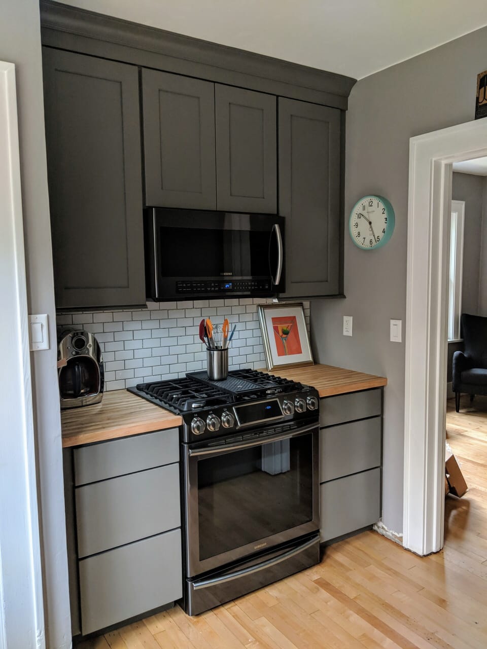 Deluxe gas range; Elite Samsung appliances throughout.

