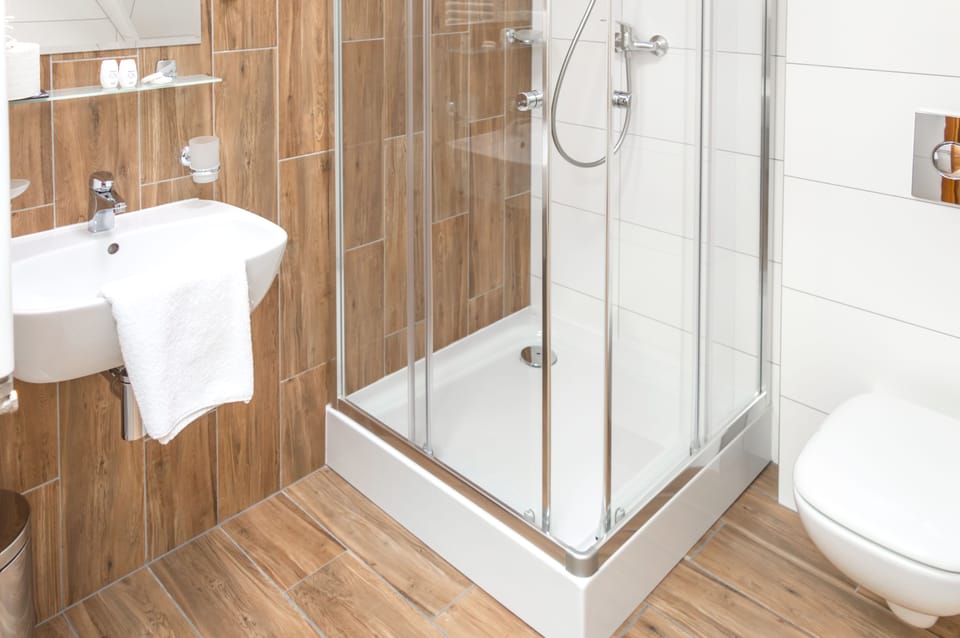 Standard Triple Room, Non Smoking, Ensuite (2) | Bathroom | Hair dryer, towels