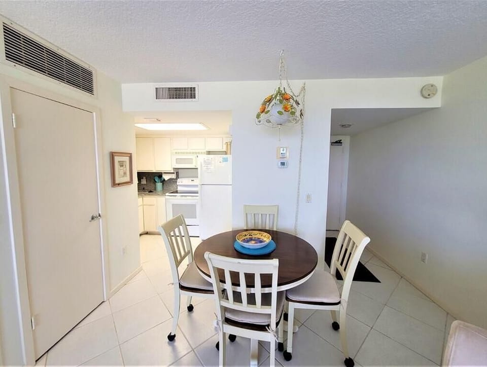 Kitchen & Dining area