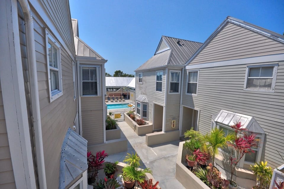 Prime location on upper Duval Street—walk to dining, shopping & more.