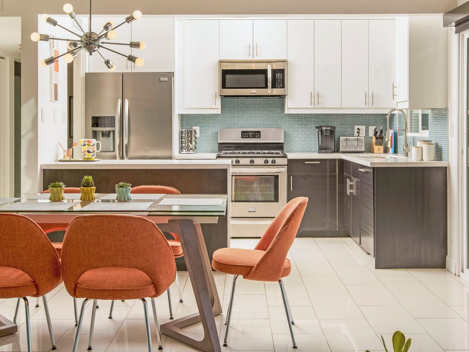 Indoor dining for 6