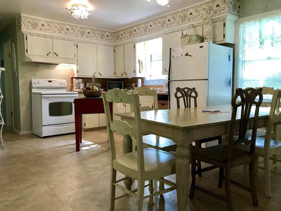 Kitchen/dining table for 6