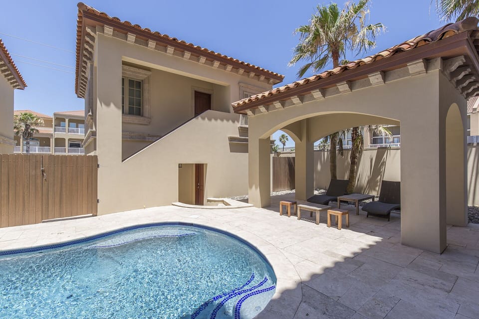 Private Pool! (Garage suite is not included in this rental.)